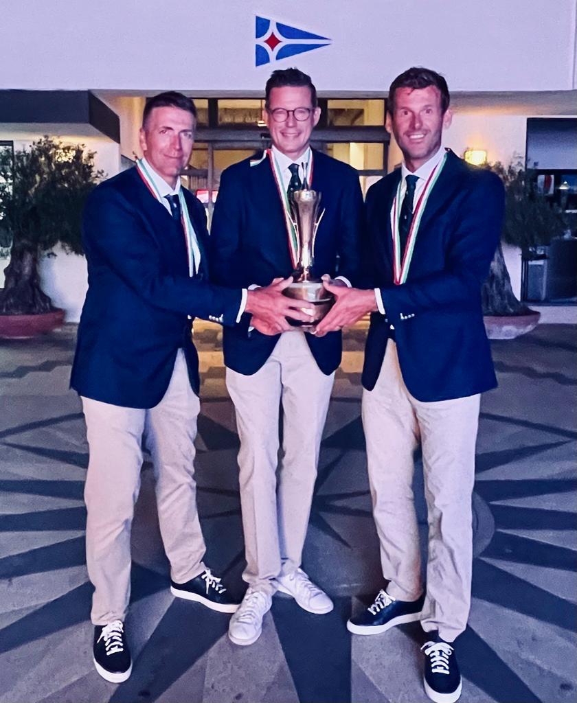 Załoga Aspire z pucharem mistrzostw świata w Yacht Club Costa Smeralda, Porto Cervo